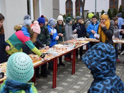 Adventní kavárnička a vánoční trh na dvoře školy