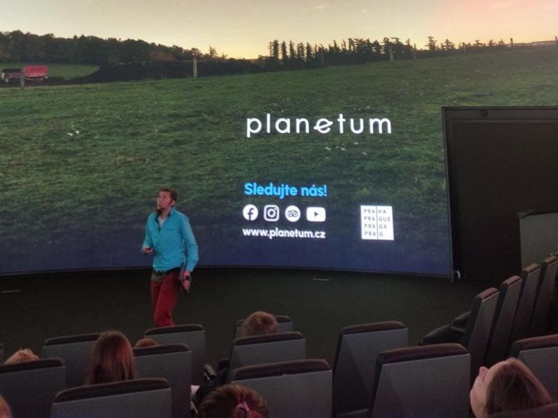 Třeťáci v planetáriu