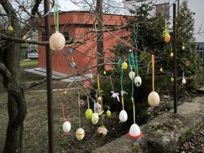 Prvňáčci ozdobili vajíčkový stromek